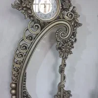 ساعت کنار سالنی ایستاده
