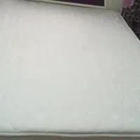 تخت دونفره با تشک و دو تا پاتختی