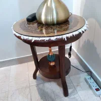 میز کنار مبلی سالم در حد نو