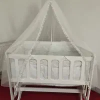 تخت کنار مادر