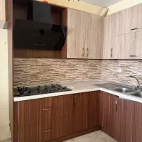 کابینت یه آشپزخونه کامل با گاز و هود و سینک
