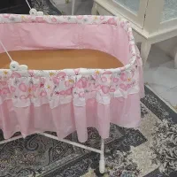 یه عدد تخت نوزاد