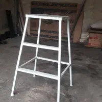 چهارپایه آهنی ارتفاع آن ۸۳سانتیمتر