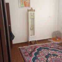 یک عدد ساعت قدی سفید