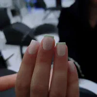 خدمات پیرسینگ مژه میکرودرمال چال گونه‌کاشت ناخن