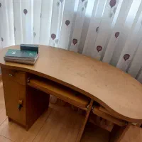 میز تحریر و کامپیوتر