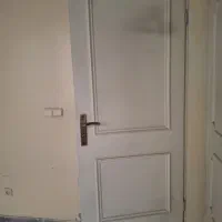در چوبی با کلاف و دستگیره