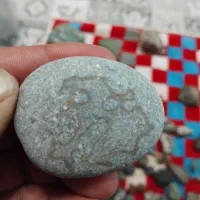 این سنگ خاص روش یه چیزی حک شده