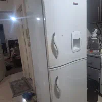 یخچال و میز وسط
