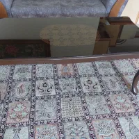 میز چوبی جلو مبل.