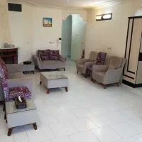 مبل9نفره به همراه میز پذیرایی و دوعدد عسلی شیک