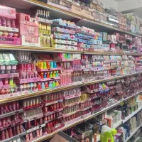یک مغازه آرایش با تمام وسایل