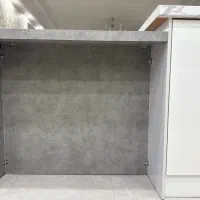جزیره اشپزخانه همراه دو صندلی مخصوص جزیره