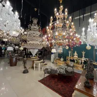 پرسنل خانم برای فروشندگی در گالری لوستر فروشی