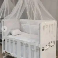 تخت گهواره ای نوزاد کنار تخت مادر