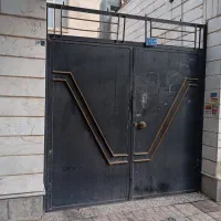 درب حیاط و تانکر ۵۰۰ لیتری و درب اتاق خوابی