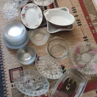 مقداری ظروف پذیرایی و اشپزخونه