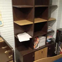 تخت خواب یک نفره و کتابخانه