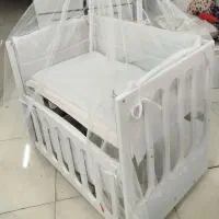 گهواره و تخت کنار مادر