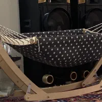 گهواره و لباس نوزاد