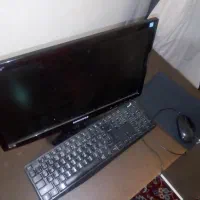 کامپیوتر صندلی هدفون موس کیبورد