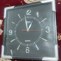 یک عدد ساعت دیواری سالم
