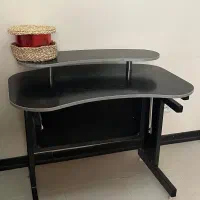 میز تحریر و کامپیوتر