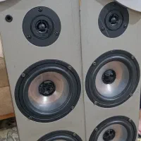 دوعدد بلندگوی و باند ایستاده