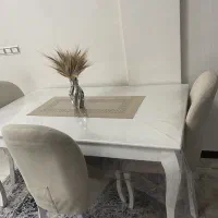 میز نهارخوری چوبی کارکرده  به همراه چهار صندلی
