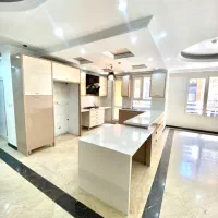۸۱متر/سالن پرده خور/بسیارشیک/خوش نقشه/تاپ لوکیشن