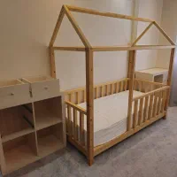 تخت کلبه و کتابخانه مونته سوری