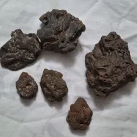 چند قطعه شهاب سنگ ویک قطعه زمرد