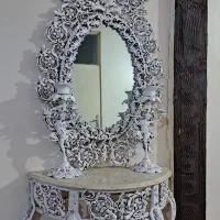 تخت خواب و آینه و کنسول و ویترین