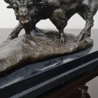 نماد بورس مجسمه برنز