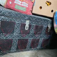 دو عدد صندوق و یک عدد جاروبرقی