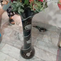 گلدان شیشه ای با گل