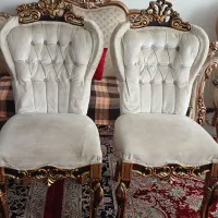 دوعدد میزبان و یه نیمکت چوبی