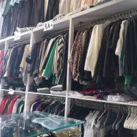 دکور ویترین پیشخوان رگال قفسه ومانکن وتعدادی لباس