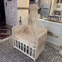 گهواره نوزاد کنار تخت مادر
