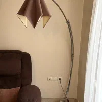 آباژور ایستاده