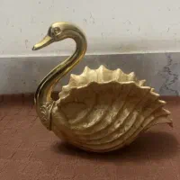 مجسمه قو طلایی