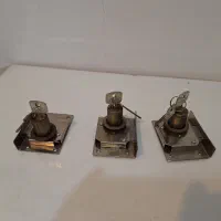 سه عدد قفل در کمد چوبی