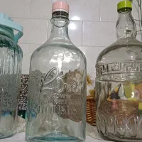 تعدادی بانکه شیشه ای