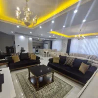 مبل راحتی ۵ نفره کارکرده روکش پارچه بدنه چوب