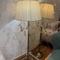 آباژور ایستاده