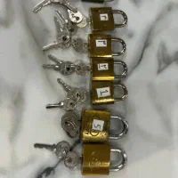 تعدادی قفل باکلیدوقفل کتابی