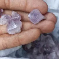 تعدادی بلور زیبای  امتیست