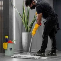 خدمتکارم . آقا هستم