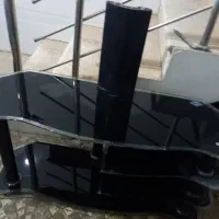 یک عدد میز بزرگ و یک زیر تلویزیونی