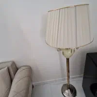 آباژور ایستاده